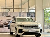 màu trắng sang trọng, nhập khẩu nguyên chiếc, tặng voucher phụ kiện hàng trăm triệu đồng và 0% lãi suất