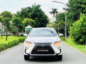Màu trắng, nội thất nâu