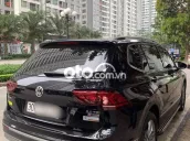 Bán xe gia đình 7 Volkswagen Tiguan màu đen.