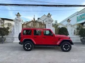 Số tự động 2.0L 4x4 AT máy xăng, màu đỏ