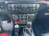 Số tự động 2.0L 4x4 AT máy xăng, màu đỏ