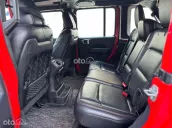 Số tự động 2.0L 4x4 AT máy xăng, màu đỏ