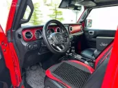 Số tự động 2.0L 4x4 AT máy xăng, màu đỏ