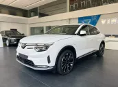 VinFast VF8 trắng sẵn hàng tại showroom