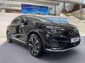 VinFast VF8 trắng sẵn hàng tại showroom