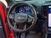 2.0L 4x4 AT, màu đỏ, lên 70 triệu đồ chơi