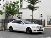 Xe màu trắng nội thất đen