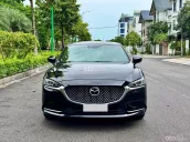 Xe màu đen, nột thất nâu