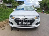 Màu trắng sáng bóng, thiết kế hiện đại, không bị trầy xước