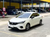 Xe gia đình đi ít