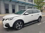Xe 7 chỗ cao cấp, màu trắng sang trọng