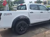 Bán tải 2 cầu số tự động màu trắng tiện dụng