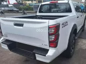 Bán tải 2 cầu số tự động màu trắng tiện dụng