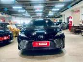Xe sedan cao cấp màu đen sang trọng