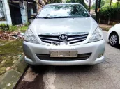 Toyota Innova 2009 V AT màu bạc còn tốt