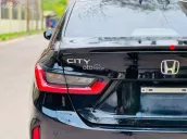 Xe đã bọc ghế da (zin ghế nỉ) đã trải sàn da, lắp thêm cảm biến va chạm đằng sau
