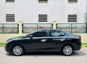 Xe đã bọc ghế da (zin ghế nỉ) đã trải sàn da, lắp thêm cảm biến va chạm đằng sau