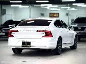 Mẫu xe sedan cao cấp, đầy đủ tiện nghi
