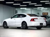 Mẫu xe sedan cao cấp, đầy đủ tiện nghi