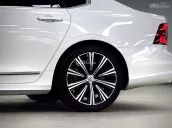 Mẫu xe sedan cao cấp, đầy đủ tiện nghi