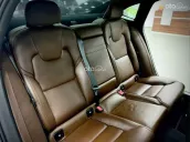 Mẫu xe sedan cao cấp, đầy đủ tiện nghi