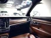 Mẫu xe sedan cao cấp, đầy đủ tiện nghi