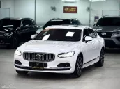 Mẫu xe sedan cao cấp, đầy đủ tiện nghi