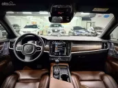 Mẫu xe sedan cao cấp, đầy đủ tiện nghi