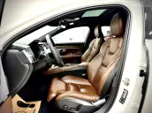 Mẫu xe sedan cao cấp, đầy đủ tiện nghi