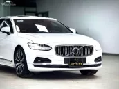Mẫu xe sedan cao cấp, đầy đủ tiện nghi
