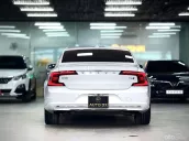 Mẫu xe sedan cao cấp, đầy đủ tiện nghi