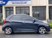 Xe gia đình đi giữ gìn. Không một ngày dịch vụ