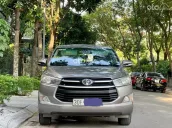 Xe trong nước máy xăng 7 chỗ