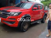 Ô tô Chevrolet Colorado màu đỏ, chạy dầu