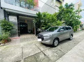 Tôi cần bán chiếc xe ô tô Toyota Innova 2.0E màu xám vàng 2020