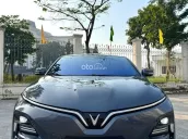 Xe gia đình hiện đại, đầy đủ tiện nghi