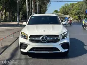Xe SUV cao cấp, nội thất đen sang trọng