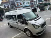 Ford Transit 2023 mầu bạc cho các bác về chạy tết