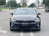 Sedan hạng D trẻ trung phong cách