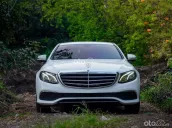 Phiên bản cao cấp với nội thất da đen