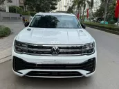 Xe trắng nội thất xám, trang bị full option