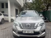 Xe đẹp màu bạc
