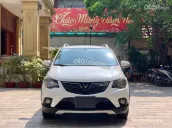 Xe gia đình nhỏ gọn màu trắng đẹp