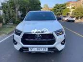 Gia đình đổi xe 7 chổ bán Toyota Hilux SX 2025