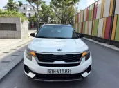 Kia Seltos 1.4Turbo Deluxe 2020 🔹️Màu sắc: Trắng Nóc Đen 🔹️Odo: 58.000 km 🔹️Xe trang bị: Lót sàn 6D, Flim