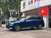 Xe màu xanh, nội thất kem