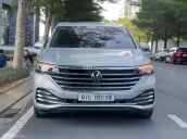 Xe màu bạc, nội thất nâu