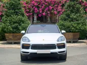 Xe màu trắng, nội thất đen