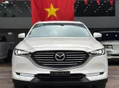 Xe màu trắng, nội thất đen