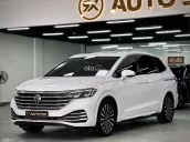 Model 2025 Trắng Tinh Khôi